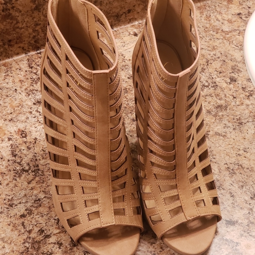 Tan wedge